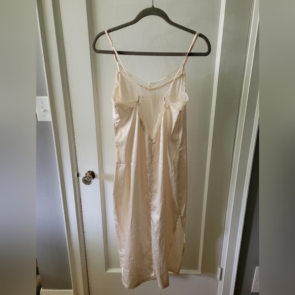 Nasty Gal CREAM coloured Satin Midi Dress with Lace Neckline - Picture 4 of 7
